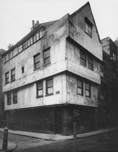 Das Gasthaus zur Goldenen Axt, an der Ecke von St. Mary Axe und Bevis Marks, nahe Bishopsgate, ca. 1883 von Henry Dixon